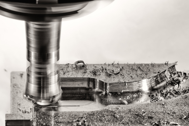 Milling cutter with metal splinters