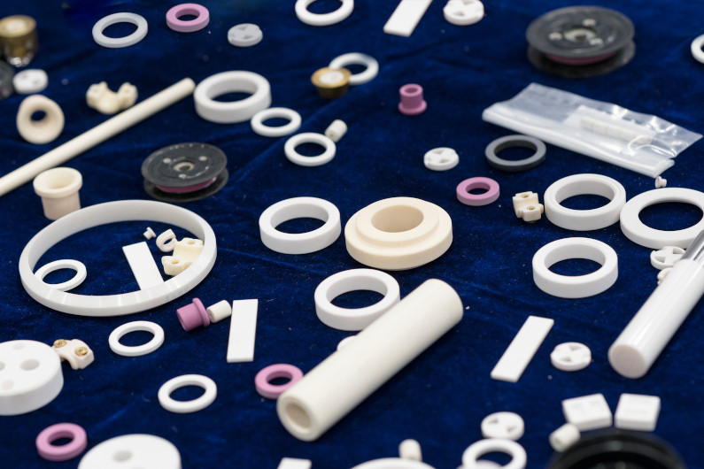 Sssorted ceramic parts